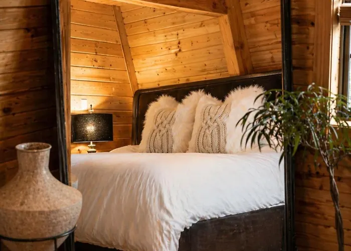 Sunset-view A-frame Sleeps 12 Dog Friendly Holiday home *